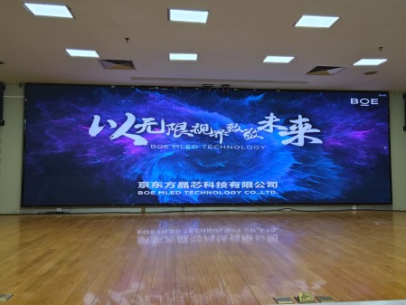 湖北丁字橋***公司BTQ020安裝完畢，尺寸7.68x2.4m，像素點(diǎn)3840x1200