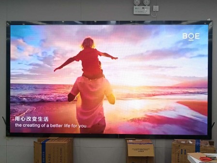湖北荊門華銘廣場p1.53指導(dǎo)安裝完畢   尺寸：3.2m*1.76m；分辨率：2080*1144