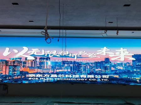 湖北長(zhǎng)江證券BKY012A安裝完畢，尺寸12x2.7m，像素點(diǎn)9600x2160